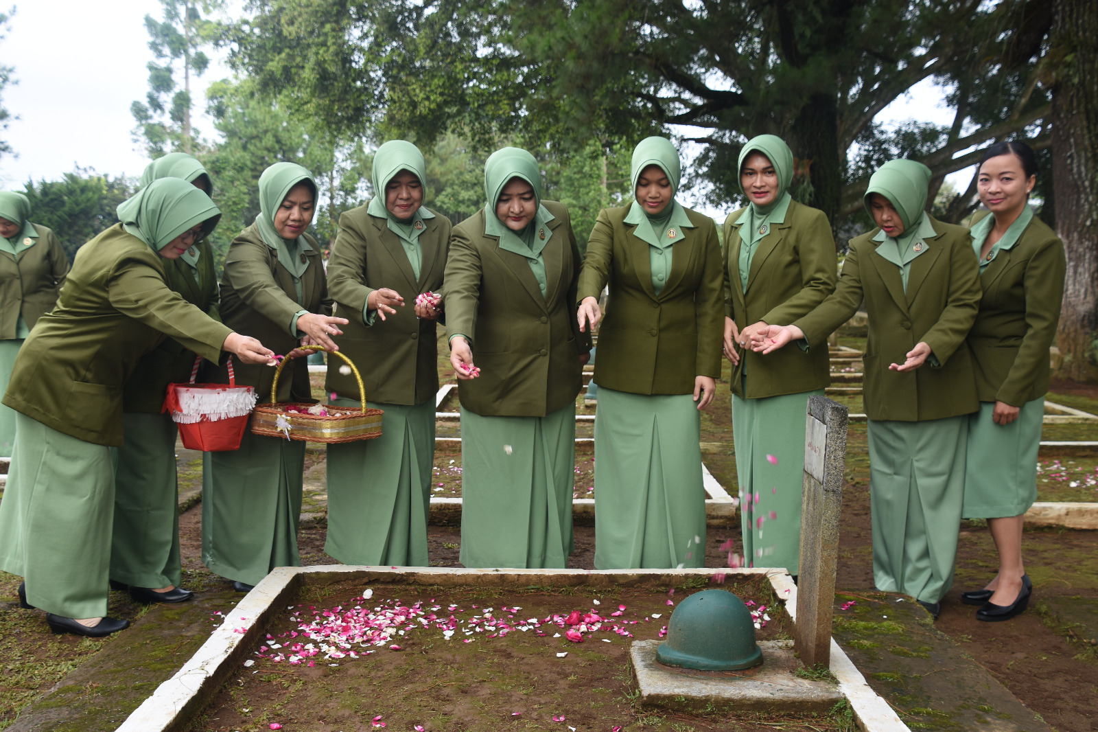 Jelang HUT ke-77, Persit KCK Koorcabrem 073 PD IV/Diponegoro Ziarah ke Taman Makam Pahlawan